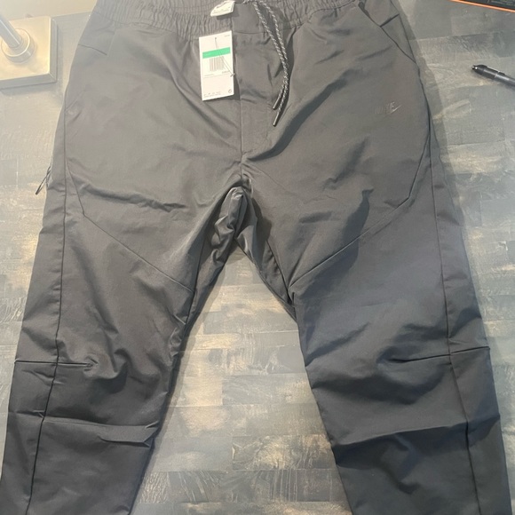 Nike Men's Sportswear Tech Essentials Unlined Commuter Pants - Picture 3 of 10